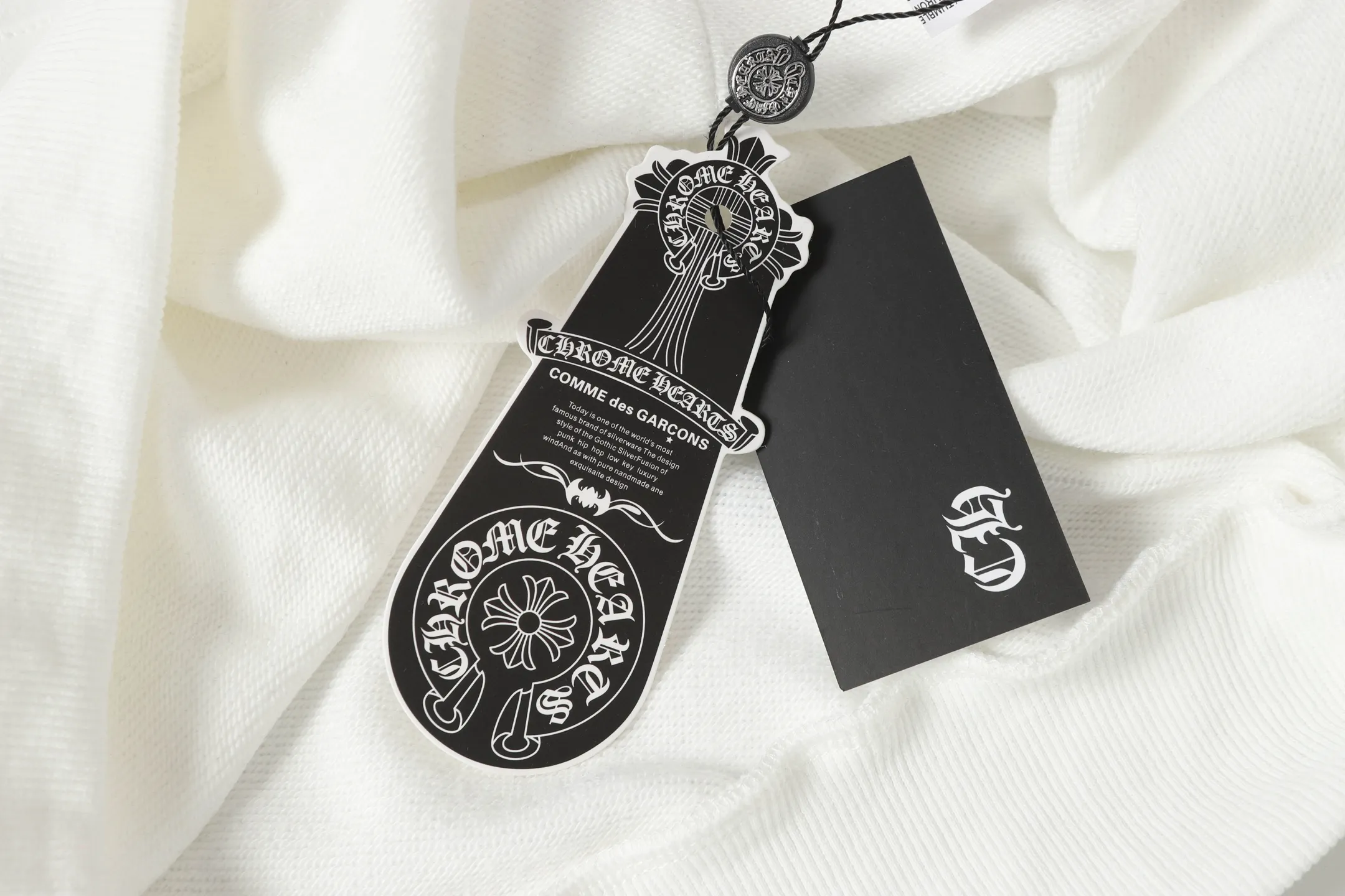 P240 Cross-border running quantity model, please do not place an order if you pursue quality - Chrome Hearts/Chrome Heart Cross ✝️ Sanskrit printed hooded sweatshirt - High weight, high density and high quality. The wool is soft, delicate and skin-friendly. It feels soft and silky. It has excellent warmth and skin-friendly properties - Custom-woven and dyed, no color difference. No matter the fabric or workmanship details, it beats the ordinary version on the market - Hardware zipper accessories are all customized, full of details -Colour: black white -Size: S M L XL